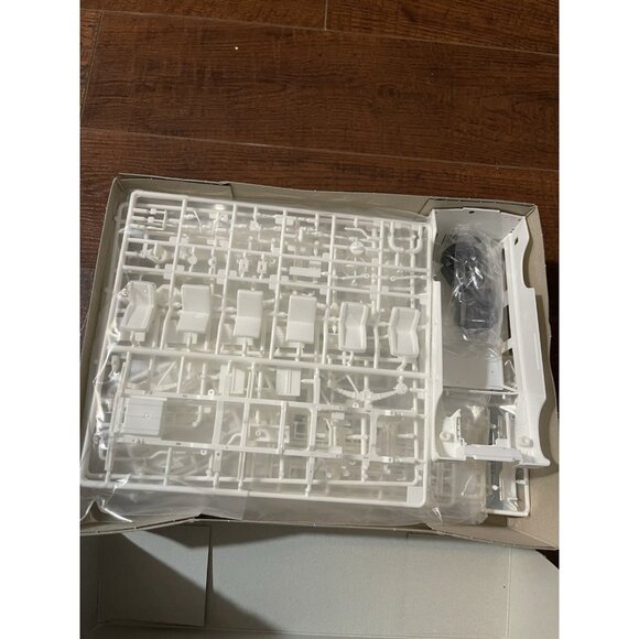 Revell Land Rover Series III 109 Model Truck Kit Long Wheelbase Station wagon - Picture 5 of 16